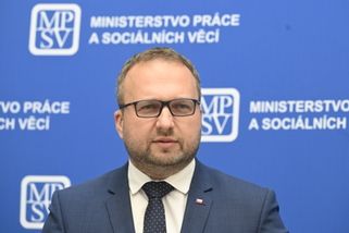 Jurečka: Práci má 122.000 uprchlíků z Ukrajiny, jejich odvody převýší podporu